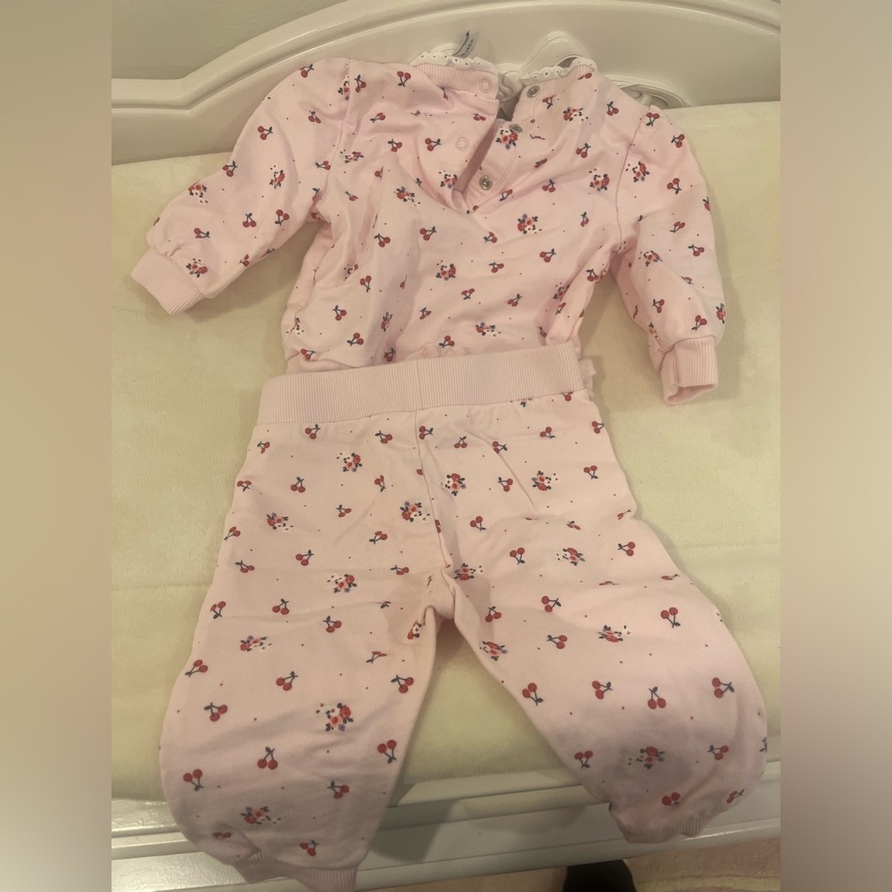 Janie & jack two piece set
6-12 months
Worn once - looks new